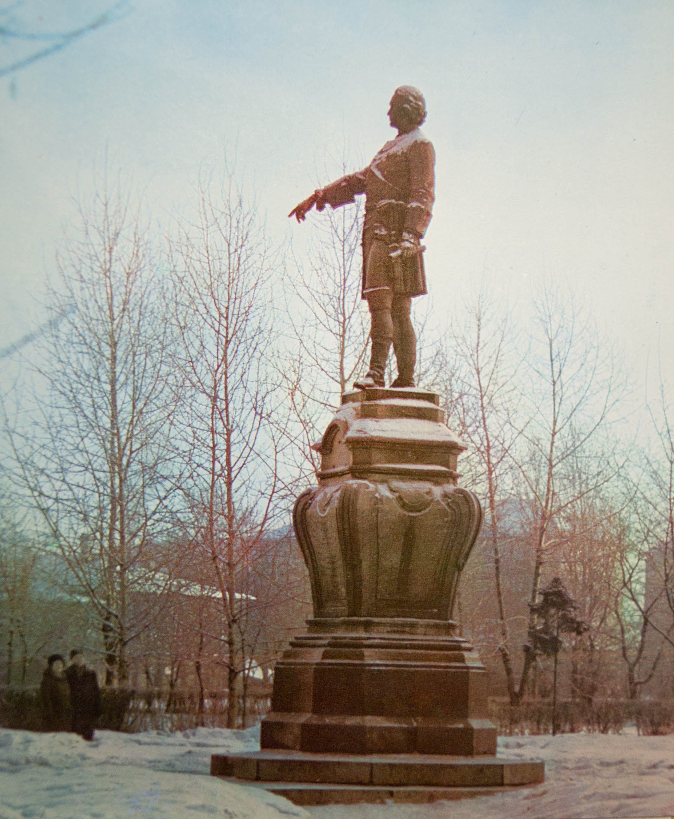 Почему стоит памятник петру 1 в петрозаводске. Памятник императору Петру великому основателю Петрозаводска. Памятник Петру i (Петрозаводск). Памятник Петру 1 в Карелии. Памятник Петру первому в Петрозаводске.